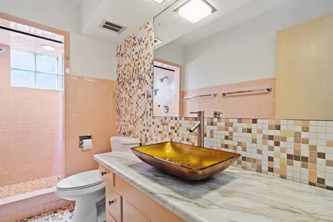 Bath - 1630 E 92nd Pl, Chicago, IL 60617 photo 3 of 4