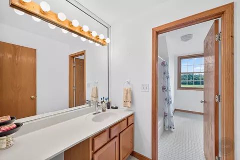 Bath - 12 N136 Berner Dr, Elgin, IL 60120 photo 4 of 5