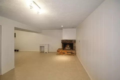 Living - 1530 Hunt Dr #B, Normal, IL 61761 photo 3 of 4