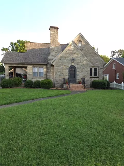 Exterior - 609 Elm St, Carmi, IL 62821 photo 2 of 7