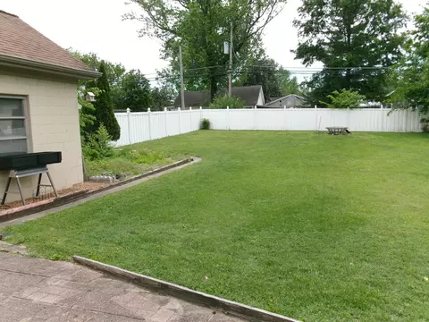 Exterior - 609 Elm St, Carmi, IL 62821 photo 4 of 7
