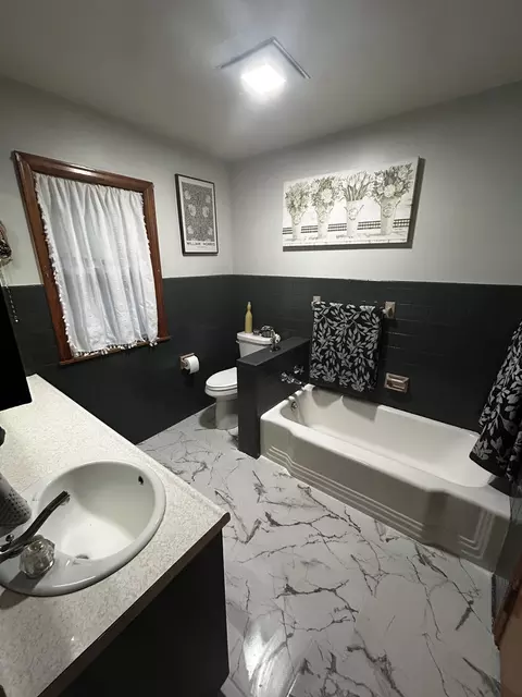 Bath - 609 Elm St, Carmi, IL 62821 photo 2 of 5