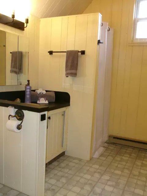 Bath - 609 Elm St, Carmi, IL 62821 photo 4 of 5