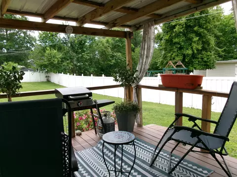 Exterior - 609 Elm St, Carmi, IL 62821 photo 5 of 7