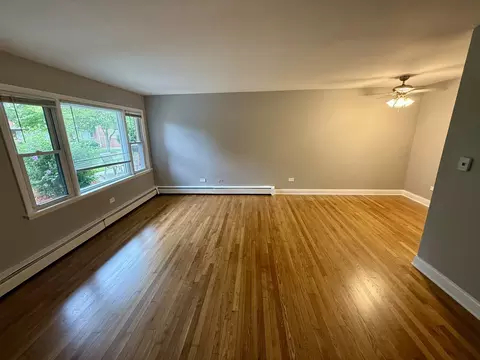 Living - 101 Dover Dr #5, Des Plaines, IL 60018 photo 2 of 5