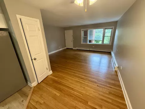 Living - 101 Dover Dr #5, Des Plaines, IL 60018 photo 4 of 5