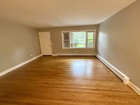 Living - 101 Dover Dr #5, Des Plaines, IL 60018 photo 3 of 5