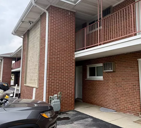 Exterior - 101 Dover Dr #5, Des Plaines, IL 60018 photo 1 of 4