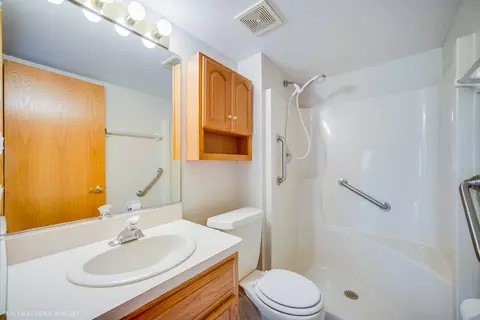 Bath - 4933 E Circle Dr #107, Crestwood, IL 60418 photo 1 of 2