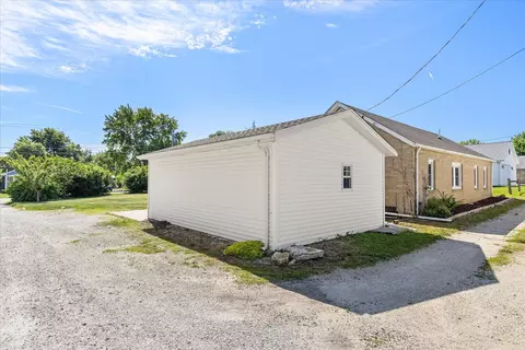 Exterior - 309 23rd Ave, Naplate, IL 61350 photo 7 of 12