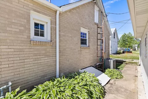 Exterior - 309 23rd Ave, Naplate, IL 61350 photo 9 of 12