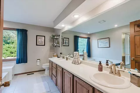 Bath - 4 Inverness Dr, Bloomington, IL 61701 photo 2 of 4