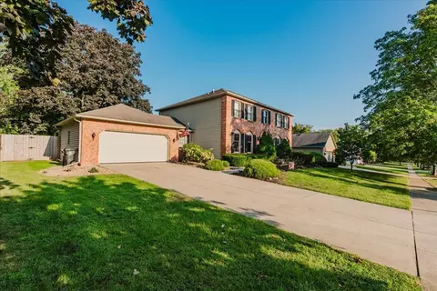 Exterior - 4 Inverness Dr, Bloomington, IL 61701 photo 9 of 10