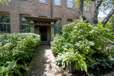 1701 W Terra Cotta Pl #E, Chicago, IL 60614