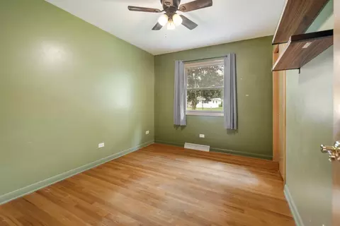 Bedroom - 947 Diane Ave, Elgin, IL 60123 photo 4 of 4