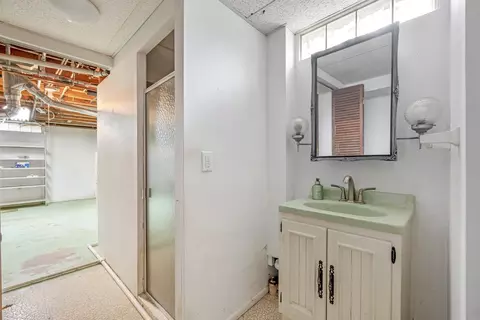 Bath - 947 Diane Ave, Elgin, IL 60123 photo 3 of 3