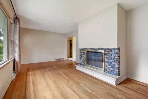 Living - 947 Diane Ave, Elgin, IL 60123 photo 2 of 3