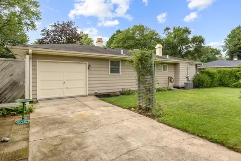 Exterior - 947 Diane Ave, Elgin, IL 60123 photo 1 of 3