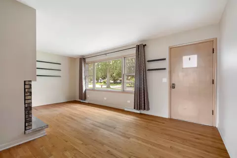 Living - 947 Diane Ave, Elgin, IL 60123 photo 1 of 3