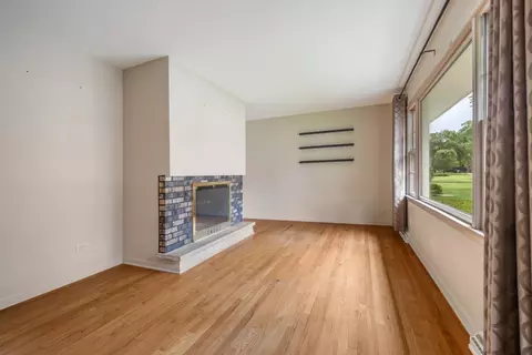 Living - 947 Diane Ave, Elgin, IL 60123 photo 3 of 3