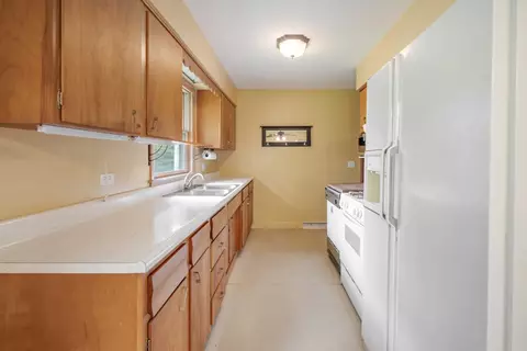 Kitchen - 947 Diane Ave, Elgin, IL 60123 photo 1 of 3