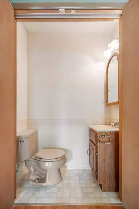 Bath - 947 Diane Ave, Elgin, IL 60123 photo 2 of 3