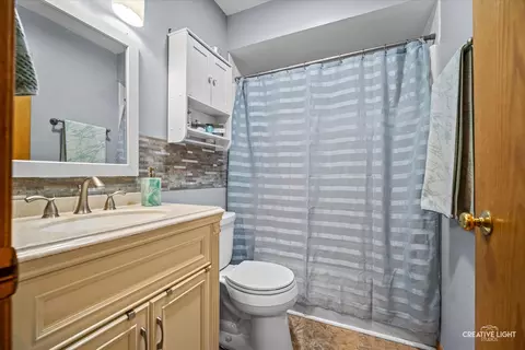 Bath - 42 Lockman Cir, Elgin, IL 60123 photo 1 of 3