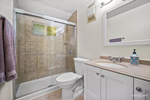 Bath - 42 Lockman Cir, Elgin, IL 60123 photo 2 of 3
