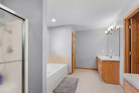 Bath - 12726 Shenandoah Trl, Plainfield, IL 60585 photo 3 of 4