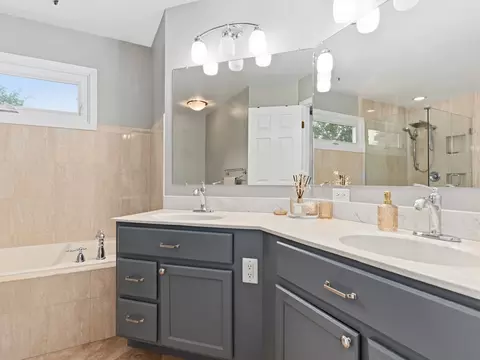 Bath - 809 Bruno Ct, Naperville, IL 60563 photo 2 of 4