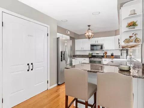 Kitchen - 809 Bruno Ct, Naperville, IL 60563 photo 3 of 3
