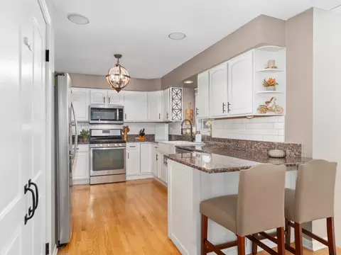 Kitchen - 809 Bruno Ct, Naperville, IL 60563 photo 2 of 3