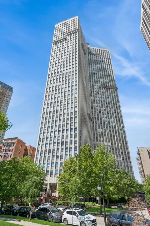 2626 N Lakeview Ave #302, Chicago, IL 60614