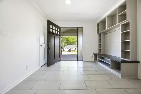 Entry Way - 4220 Ponca St, Mchenry, IL 60050 photo 2 of 4