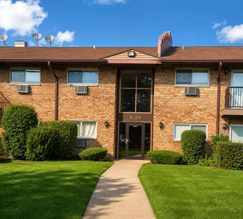 836 E Old Willow Rd #11111, Prospect Heights, IL 60070