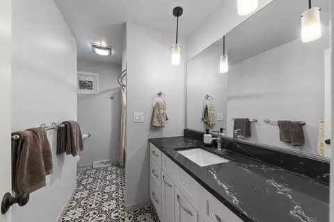 Bath - n457 Papworth Street, Wheaton, IL 60187 photo 1 of 3