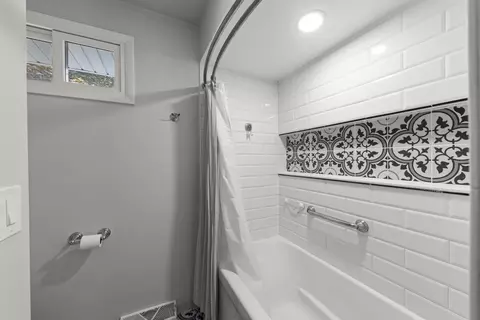 Bath - n457 Papworth Street, Wheaton, IL 60187 photo 2 of 3
