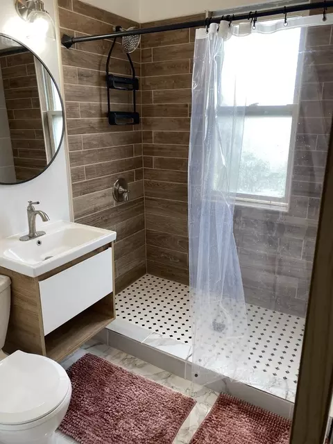 Bath - 5658 S Honore St, Chicago, IL 60636 photo 1 of 3