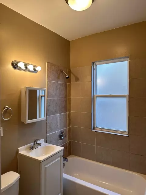 Bath - 5658 S Honore St, Chicago, IL 60636 photo 3 of 3