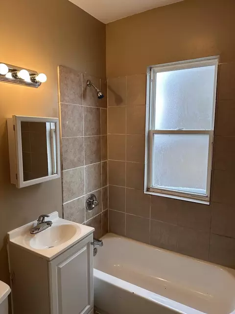 Bath - 5658 S Honore St, Chicago, IL 60636 photo 2 of 3