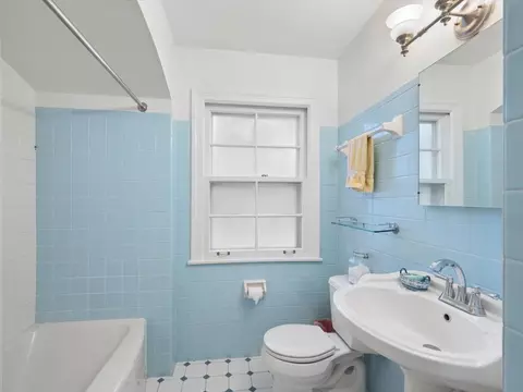 Bath - 904 S 2nd Ave, Des Plaines, IL 60016 photo 2 of 2
