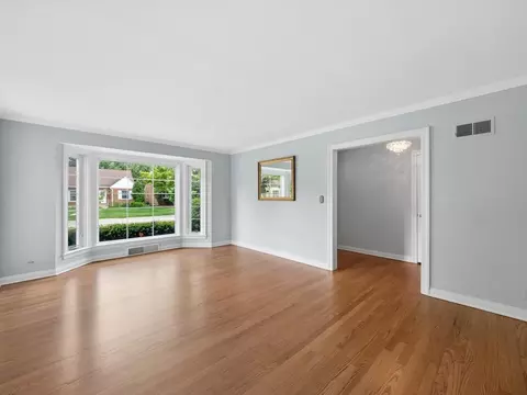 Living - 904 S 2nd Ave, Des Plaines, IL 60016 photo 1 of 6