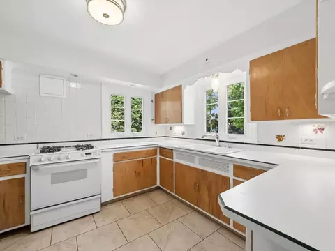 Kitchen - 904 S 2nd Ave, Des Plaines, IL 60016 photo 1 of 3