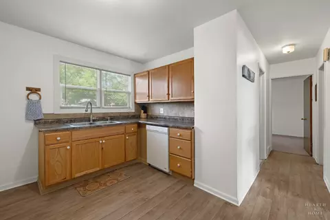 Entry Way - 3906 Grove Ave, Mchenry, IL 60050 photo 1 of 1