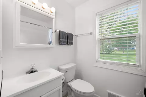 Bath - 3906 Grove Ave, Mchenry, IL 60050 photo 1 of 1