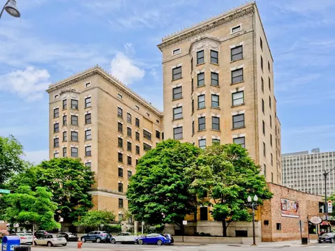 559 W Surf St #500, Chicago, IL 60657