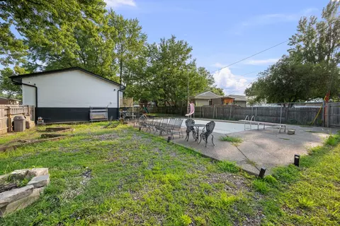 Exterior - 1810 15th St, Silvis, IL 61282 photo 5 of 9