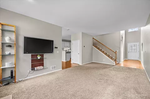 Living - 1248 Bradley Cir, Elgin, IL 60120 photo 2 of 5