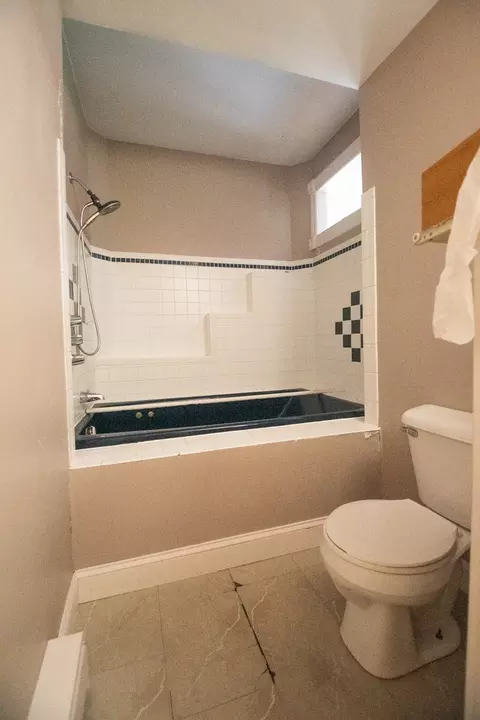Bath - 1502 S Galena Ave, Dixon, IL 61021 photo 3 of 4
