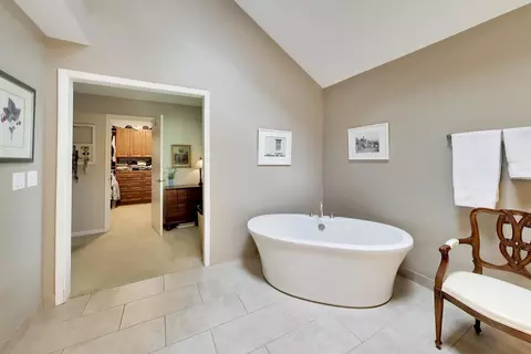 Bath - 933 Spindletree Ave, Naperville, IL 60565 photo 3 of 6